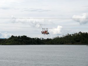 Canopi sobre el Embalse de Guatapé